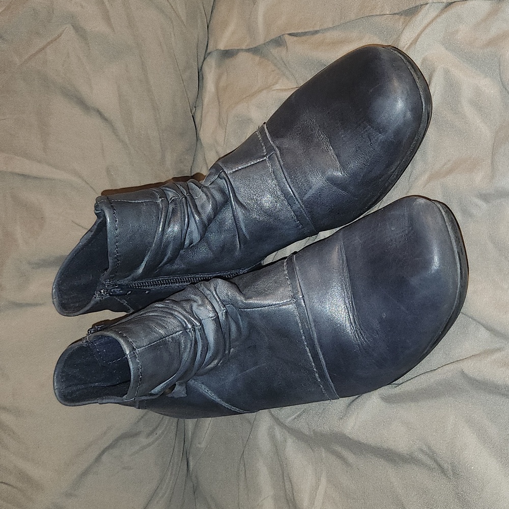 Womens size 9 1/2W slate blue booties